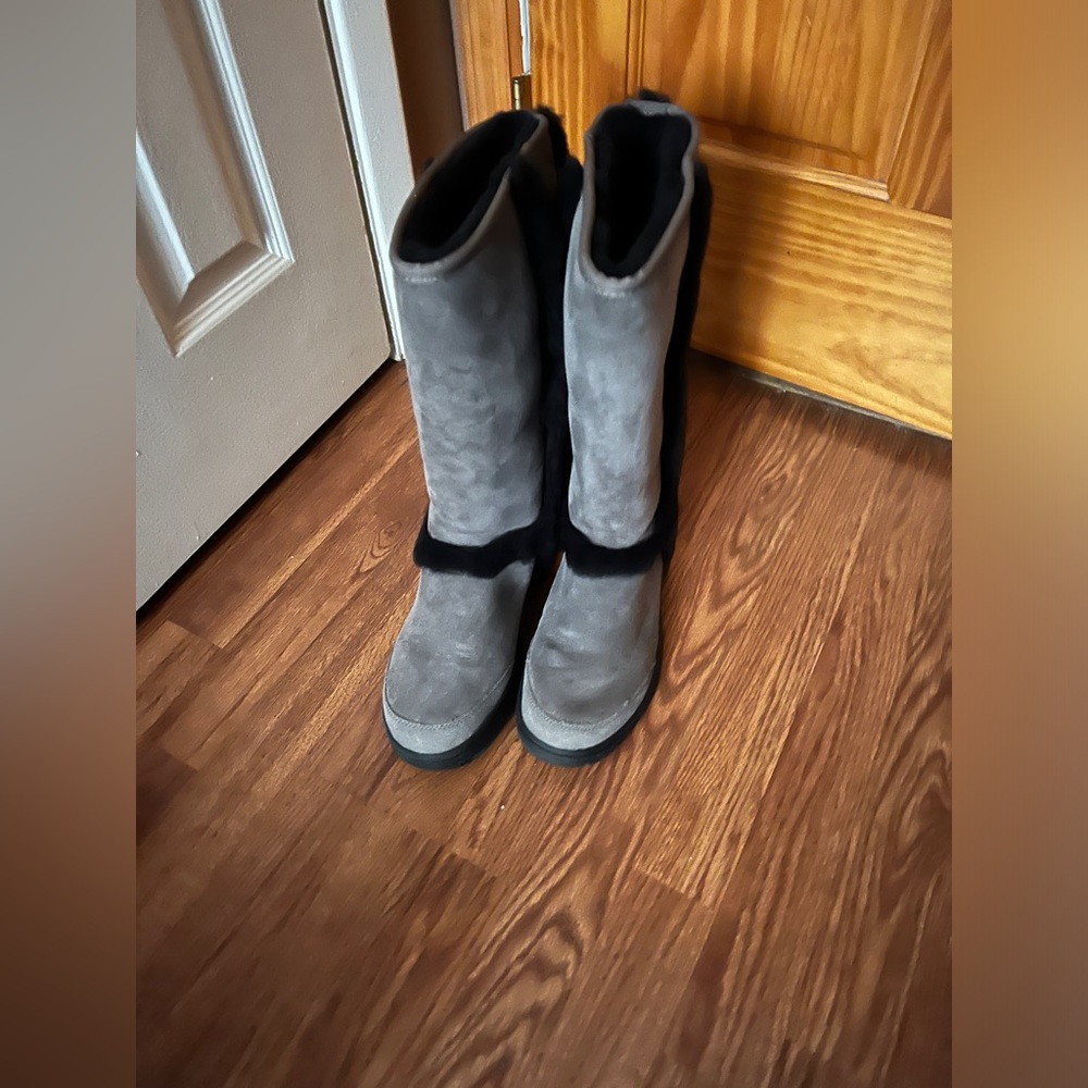 Ugg Sunburst (Gently Worn)